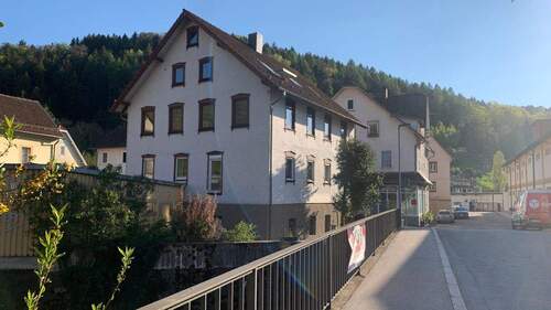 Straßenansicht - Charmante, sanierte 3-Zimmer-Wohnung mit EBK - hell, ruhig und nah an der Enz, nah am Bahnhof