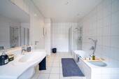 mit Dusche und Wanne - 