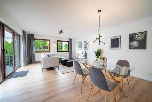 Wohnzimmer mit Zugang Terrasse - Familien willkommen - schöne 3 Zimmerwohnung mit Garten und Terrasse