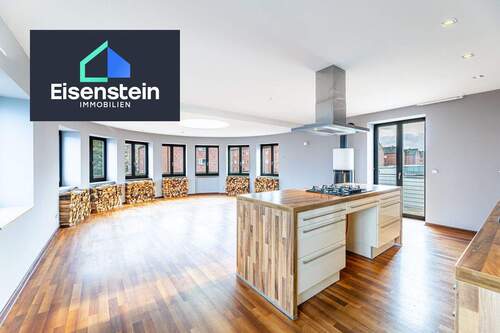 Großzügiger Wohn- und Essbereich mit offener Küche und Schwedenofen - LOFT-CHARAKTER IM HISTORISCHEN POSTHOF - BALKON, DACHTERRASSE & KAMIN IN NÜRNBERG