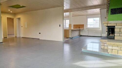 Wohnzimmer - Offen gestaltete Traumwohnung mit Kamin und Tageslichtbad! Ab sofort!
