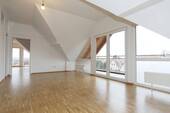 Wohnbereich mit Südbalkon - Schöne Dachgeschoss-Wohnung mit außergewöhnlicher Aufteilung - ideal für Sinles und Paare!