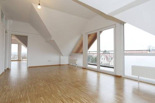 Wohnbereich mit Südbalkon - Schöne Dachgeschoss-Wohnung mit außergewöhnlicher Aufteilung - ideal für Sinles und Paare!