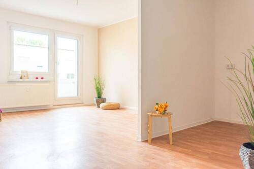 Wohnbereich Vergleichswohnung - 4-Raum-Familienwohnung und eine Grundschule im Wohnumfeld