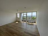 Wohnzimmer - Attraktive 3-Zimmer-Eigentumswohnung mit Panorama-Blick in Wiesbaden-Biebrich zu verkaufen