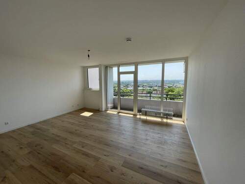 Wohnzimmer - Attraktive 3-Zimmer-Eigentumswohnung mit Panorama-Blick in Wiesbaden-Biebrich zu verkaufen