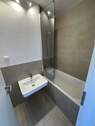 Großes Bad mit Fußbodenhzg. - 3 Zimmer Etagenwohnung in Wiesbaden