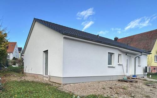 ansicht-6.jpg - Neuwertiger Bungalow in Abenberg - Wärmepumpe, Fußbodenheizung, Ausbaupotenzial