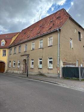 Toreinfahrt mit Blick zum Gebäude - Mehrfamilienhaus, Wohnhaus in Pegau zum Kaufen