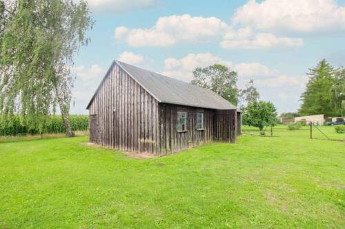 Nebengelass Stallungen + 2 Garagen - 