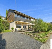 Gepflegtes Einfamilienhaus in Hanglage mit zwei Wohnebenen, Balkon, Terrasse und Garten in Norheim