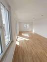 Wohnzimmer - Neubau 3-Zimmer-Wohnung mit Fußbodenheizung, EBK, Balkon, Tiefgarage