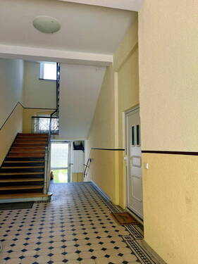 Eingangsbereich/Treppenhaus - Etagenwohnung mit 70,00 m&sup2; in Nürnberg zum Kaufen