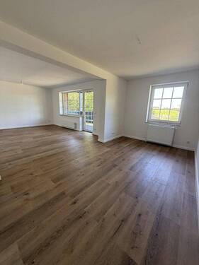 Wohn-Essbereich mit Balkon - 