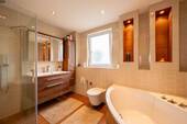 Wellness Badezimmer mit Ambiente-Licht im 1. OG - 