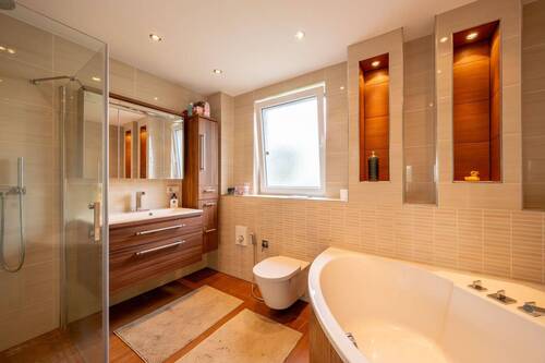 Wellness Badezimmer mit Ambiente-Licht im 1. OG - 