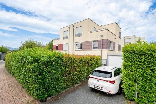 Ruhiger, privater Geh- und Fahrweg mit Garage und Stellplatz - 6 Zimmer Doppelhaushälfte zum Kaufen in Frankfurt (Kalbach/Riedberg)