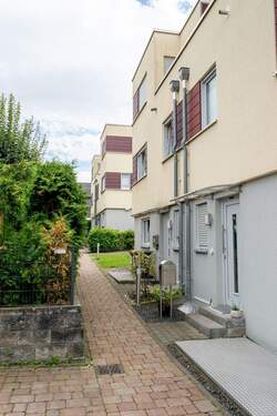 Privater Gehweg zum Hauseingang - 6 Zimmer Doppelhaushälfte in Frankfurt (Kalbach/Riedberg)
