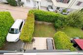 Blick auf den Garten, Stellplatz und privaten Geh- und Fahrweg - 