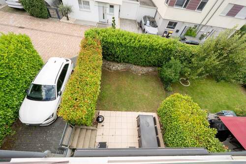 Blick auf den Garten, Stellplatz und privaten Geh- und Fahrweg - 