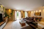 Wohn- und Essbereich mit bodentiefen Fenstern und Ambiente-Licht - 