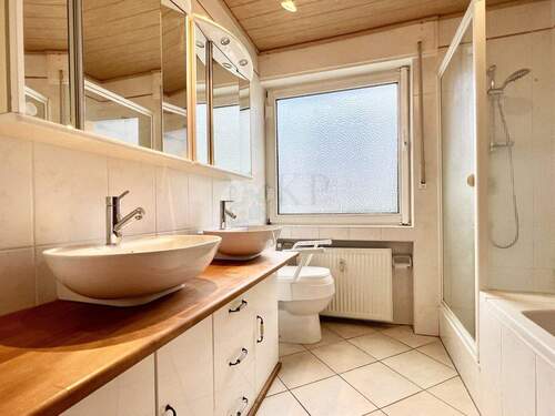 BADEZIMMER MIT DUSCHE UND WANNE - 