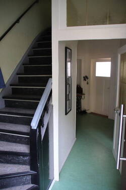 Flur und Treppe - 