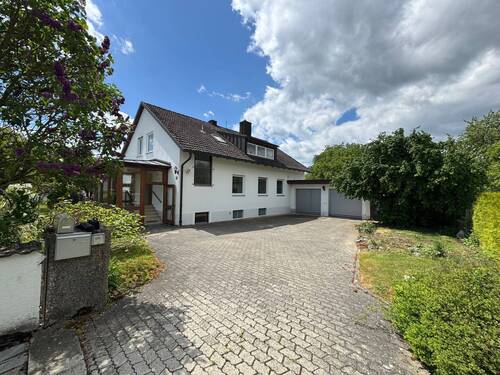 Titelbild - Ein Zuhause mit Freiraum: Zweifamilienhaus auf traumhaft großem Gartengrundstück!