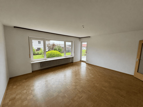 geräumiges Wohnzimmer - Mehrfamilienhaus, Wohnhaus mit 154,00 m&sup2; in Großberghofen zum Kaufen