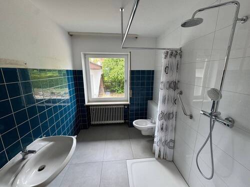 großes Tageslichtbad im EG - 