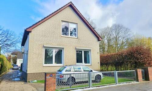Vorderansicht mit PKW-Platz - 