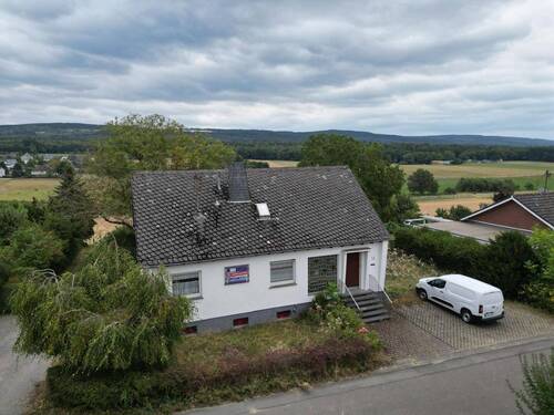 Vorderansicht Haus - Top-Gelegenheit! Einfamilienhaus mit großem Grundstück und Weitblick in Argenthal zu verkaufen.