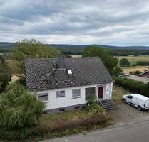 Top-Gelegenheit! Einfamilienhaus mit großem Grundstück und Weitblick in Argenthal zu verkaufen.