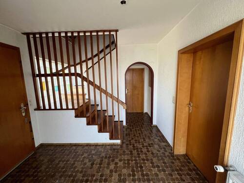 Diele EG mit Treppe ins DG - 
