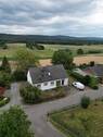 Vorderansicht Haus mit Blick Umland - 5 Zimmer Einfamilienhaus in Argenthal