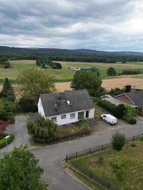 Vorderansicht Haus mit Blick Umland - 5 Zimmer Einfamilienhaus in Argenthal