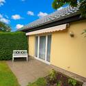 Terrasse mit Sonnenschutzmarkise - 