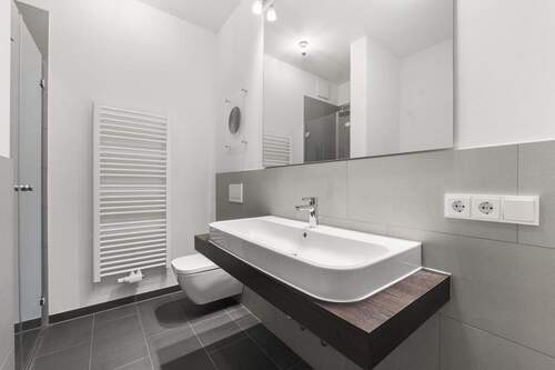 Badezimmer mit Dusche und Badewanne - 