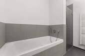 Badezimmer mit Dusche und Badewanne - 