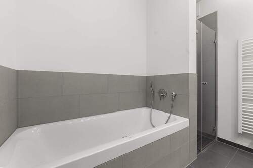 Badezimmer mit Dusche und Badewanne - 