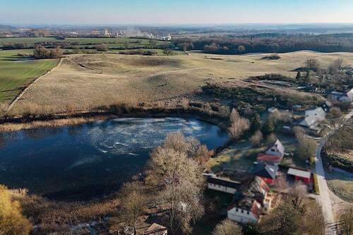 Luftaufnahme linksbündig - 6,7 ha Grundstück mit direkten Seezugang in der Mecklenburgischen Seenplatte - Landwirtschaftsfläche