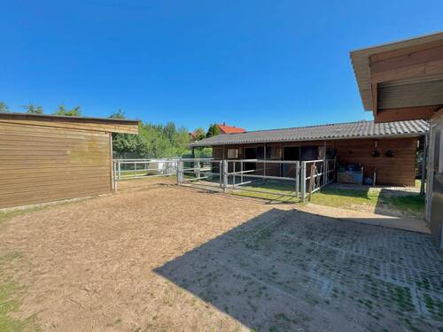 Reitplatz / Pferdestall - 