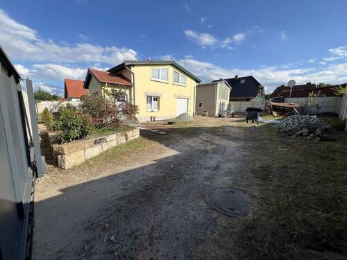 Blick übers Grundstück - 1 Zimmer Einfamilienhaus zum Kaufen in Zempin