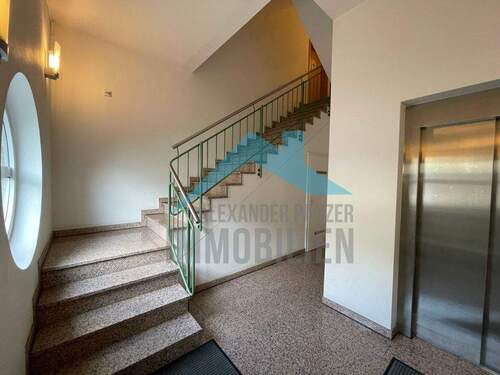 Blick zum Aufzug/Treppe - Büro in Kassel / Niederzwehren zur Miete