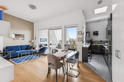 Blick ins Wohnzimmer - 4 Zimmer Etagenwohnung zum Kaufen in Berlin