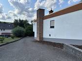 Zufahrt Garagen - 5 Zimmer Einfamilienhaus in Fell