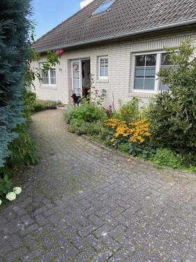 Weg zur Haustür - 7 Zimmer Bungalow zum Kaufen in Lähden