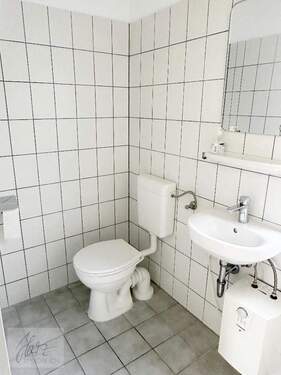 Toilette mit Waschbewcken und WC - 