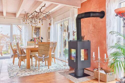 Offener Essbereich mit Kamin - 