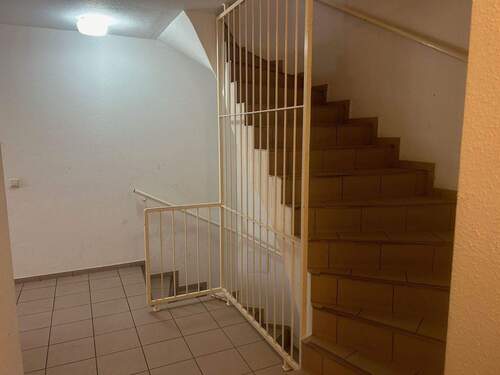 Treppenhaus - 2 Zimmer Etagenwohnung zur Miete in Merseburg